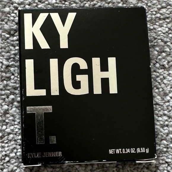 Kylie Jenner Kylight - Picture 3 of 3